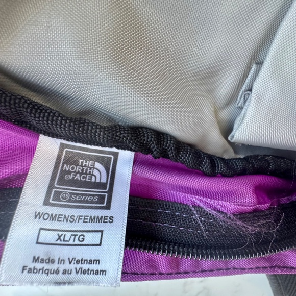 The North Face Recon Backpack hard to find Purple/Great Condition**minor flaw** - Picture 6 of 11